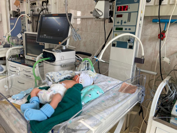 Младенца с весом меньше килограмма спасли в Алматы