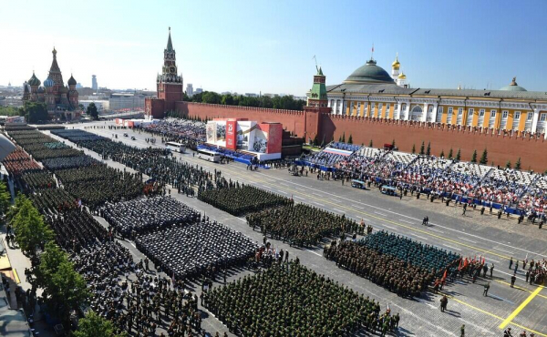 На Красной площади начался парад Победы