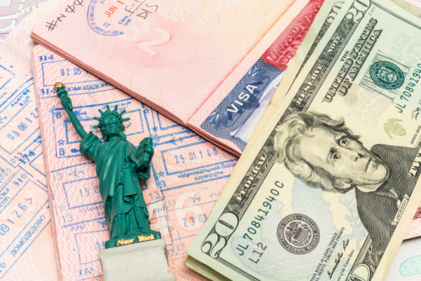 США начнут брать залог за визу у граждан 50 стран