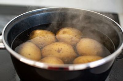 Картофель чистится за секунды без ожогов и ножа: кухонный трюк с мундиром, который выручает при готовке на всю семью