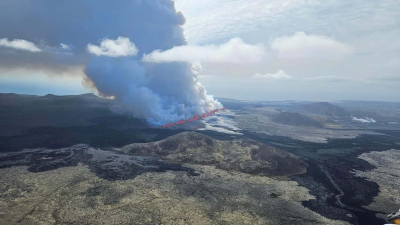 Эпичные кадры извергающегося вулкана Фаградальсфьядль в Исландии. Лава заливает дороги к городам