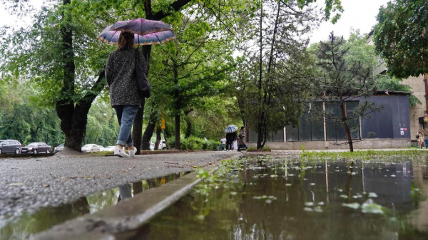 Дождь ждет жителей одного из мегаполисов Казахстана в пятницу