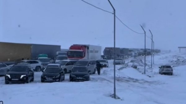 Непогода в области Абай: колонну из 200 автомобилей сопровождает полиция