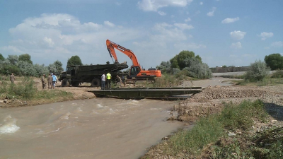 Военнослужащие помогли восстановить сообщение через реку Бадам в Шымкенте