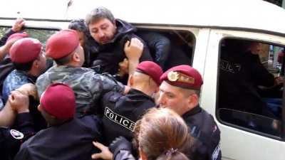 Протесты против Пашиняна вновь охватили столицу Армении: задержаны десятки человек (видео)
