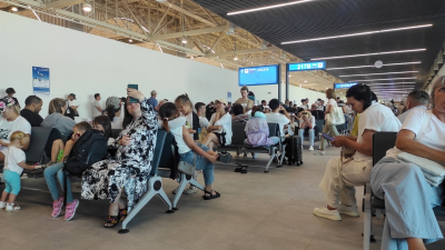 Почти тысяча российских туристов застряли в аэропорту на Пхукете: что известно