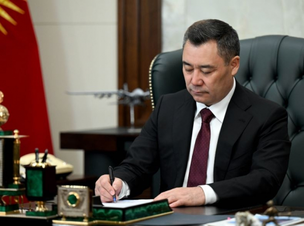 Садыр Жапаров подписал закон о госнаградах. Что изменится