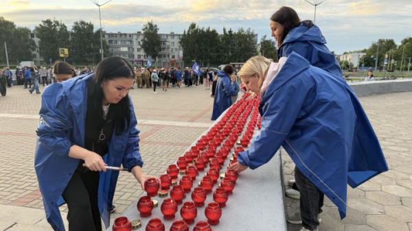 В Набережных Челнах зажгли свечи памяти у мемориала &laquo;Родина-мать&raquo;