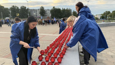 В Набережных Челнах зажгли свечи памяти у мемориала &laquo;Родина-мать&raquo;
