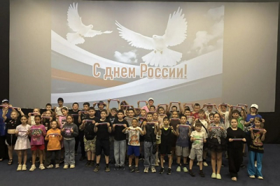 День России в Заинске: детям рассказали о празднике и подарили ленточки
