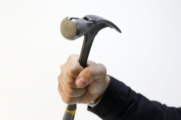 Подросток разбила две машины молотком из-за эмоционального конфликта