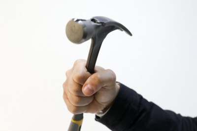 Подросток разбила две машины молотком из-за эмоционального конфликта