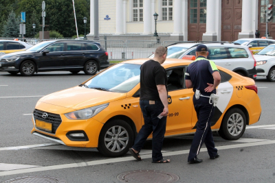 Бомбил выгонят за сотню метров от аэропортов и вокзалов Югры: что заставит таксистов замолчать
