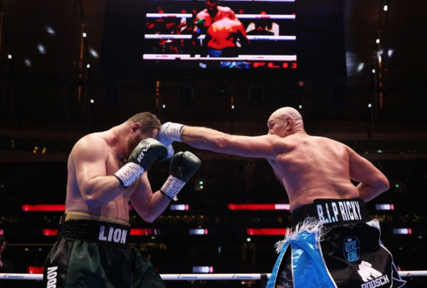 Тайсон Фьюри одержал уверенную победу над Арсланбеком Махмудовым в Лондоне