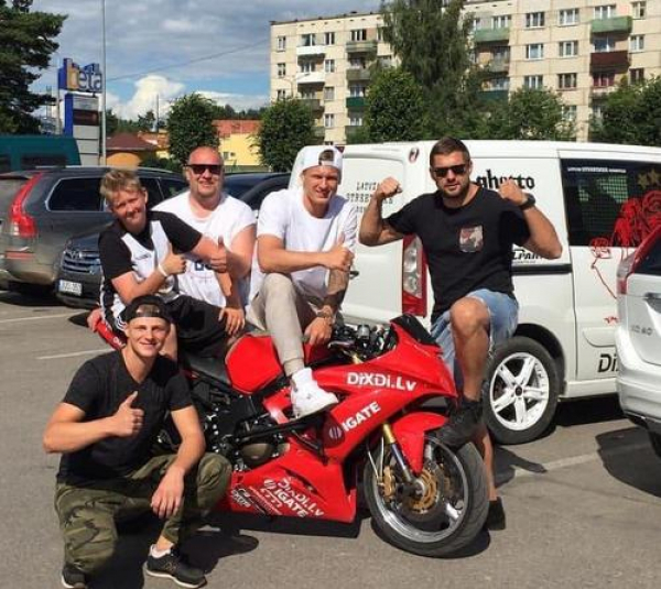 Седокова продолжает оскорблять родителей покойного Яниса Тиммы