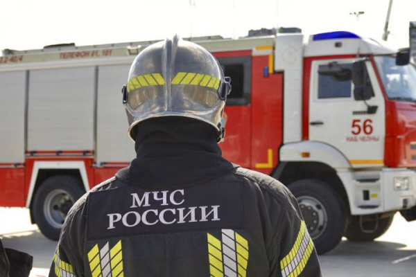 В Набережных Челнах горел мусор у подъездов дома и общежития