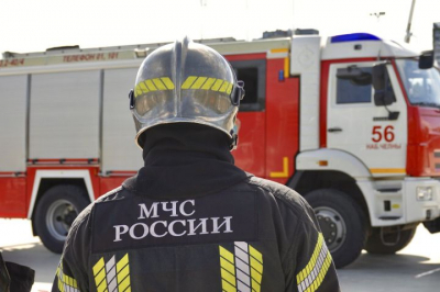 В Набережных Челнах горел мусор у подъездов дома и общежития