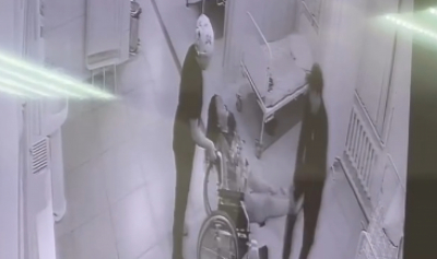 Шокирующие кадры из больницы с Айзат Джумановой после избиения показали на судебном заседании в Талдыкоргане