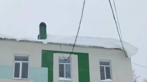 Три человека пострадали при сходе снега и обрушении крыши в Бавлах, Васильево и Буинске