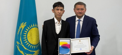 Глава Миннауки поздравил выпускника, набравшего 140 баллов на ЕНТ