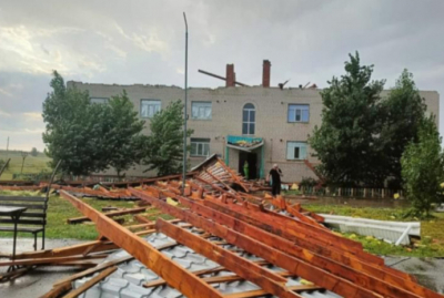 Многоквартирный дом остался без крыши после урагана в Актюбинской области