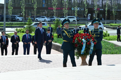 Председатель Мажилиса возложил цветы к памятнику Бауыржану Момышулы