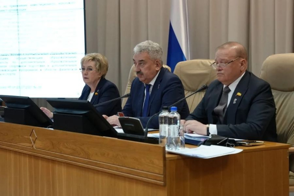 Выплаты для ветеранов, новые получатели юрпомощи и льготы: Депутаты Госсовета Чувашии под председательством Леонида Черкесова рассмотрели 11 вопросов на 42-й сессии парламента