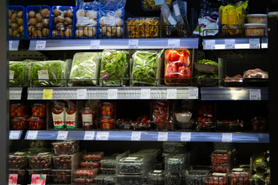 Жители Дубая закупают продукты впрок, в магазинах наблюдаются очереди