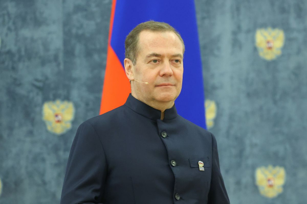 Медведев обвинил Пашиняна в курсе на бандеровскую Украину