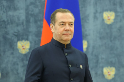 Медведев обвинил Пашиняна в курсе на бандеровскую Украину