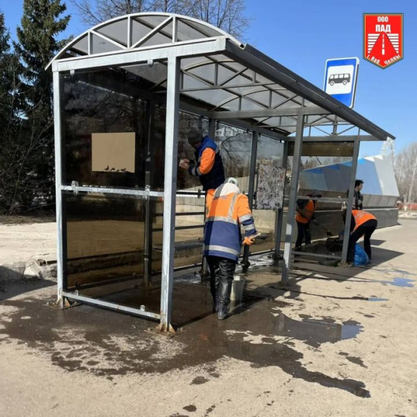 В Челнах бригады ПАД приступили к масштабной мойке остановочных павильонов