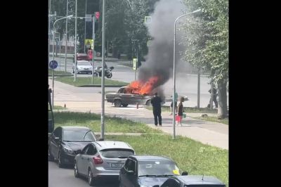 Полыхающие «Жигули» сняли на видео в Нижнекамске