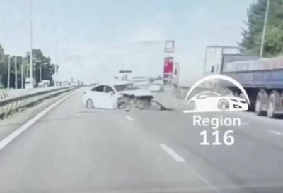 На трассе М-7 в Татарстане Hyundai врезалась в грузовик - один человек пострадал