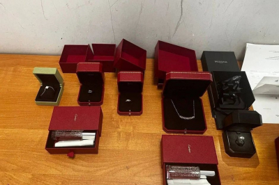 Двое челнинцев попытались провезти в Россию украшения Cartier и Van Cleef на сумму более 1 млн рублей