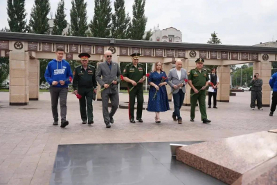 В парке Победы в Казани возложили цветы ко Дню памяти детей – жертв войны в Донбассе