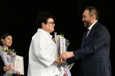 Алексей Песошин наградил победителей республиканского конкурса «Женщина года»