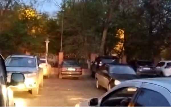 Письмо читателя. Во двор не заехать из-за машин болельщиков