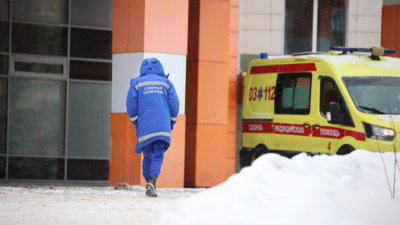 Убирала снег и сорвалась: в Менделеевске женщина упала с крыши дома 18/03/2026 – Новости