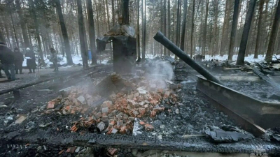 Трое молодых парней заживо сгорели в доме на турбазе 01/02/2026 – Новости