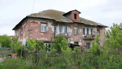 "Дом рушится, полы проваливаются": жители дома в Петропавловске просят переселить их