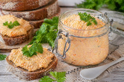 Рублю селедку и морковку: готовлю нежную «икру» на бутерброд. Вкус как у деликатеса, а всего 4 ингредиента