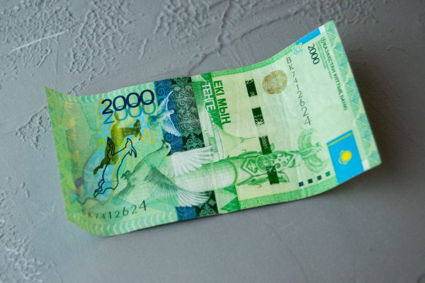 На KASE доллар продается выше отметки 442 тенге