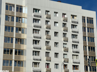 60-летние дома утепляют и остекляют: капремонт у театра Камала близится к завершению