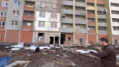 Строительная люлька сорвалась с шестого этажа и рухнула на землю, двое рабочих погибли – видео 01/07/2026 – Новости